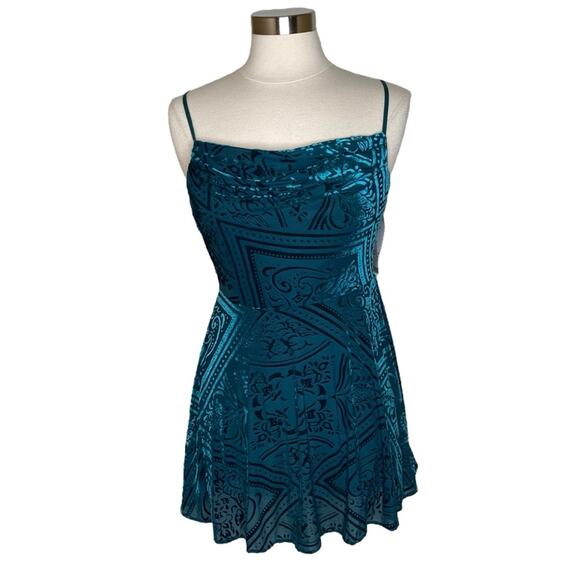 Urban Outfitters Lexi Cowl Neck Velvet Mini Slip Dress Women’s Size Medium NEW - Picture 11 of 11